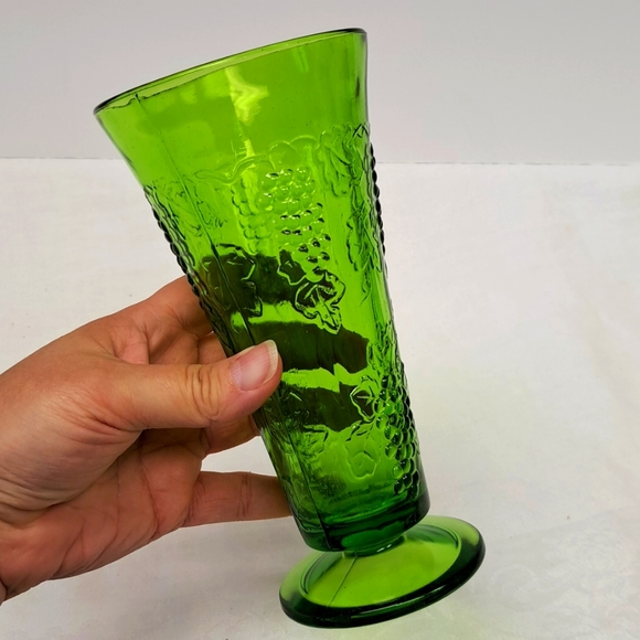 Vintage Indiana Glass harvest grapevine green pressed glass 7.5” vase - Picture 4 of 5